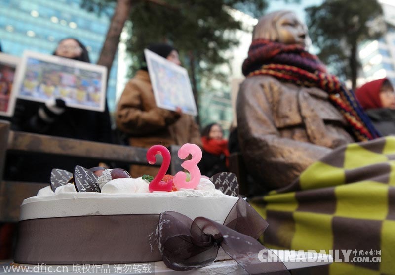 韩国慰安妇集会23周年 雕塑旁摆放蛋糕以示纪念