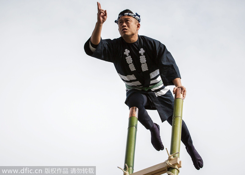 日本新年消防演习 消防员杂耍攀竹梯