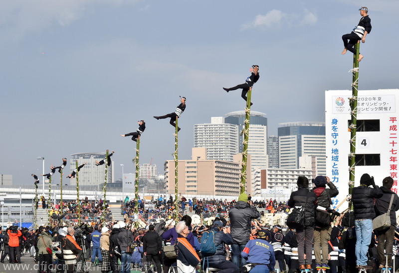 日本新年消防演习 消防员杂耍攀竹梯