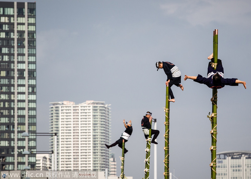 日本新年消防演习 消防员杂耍攀竹梯