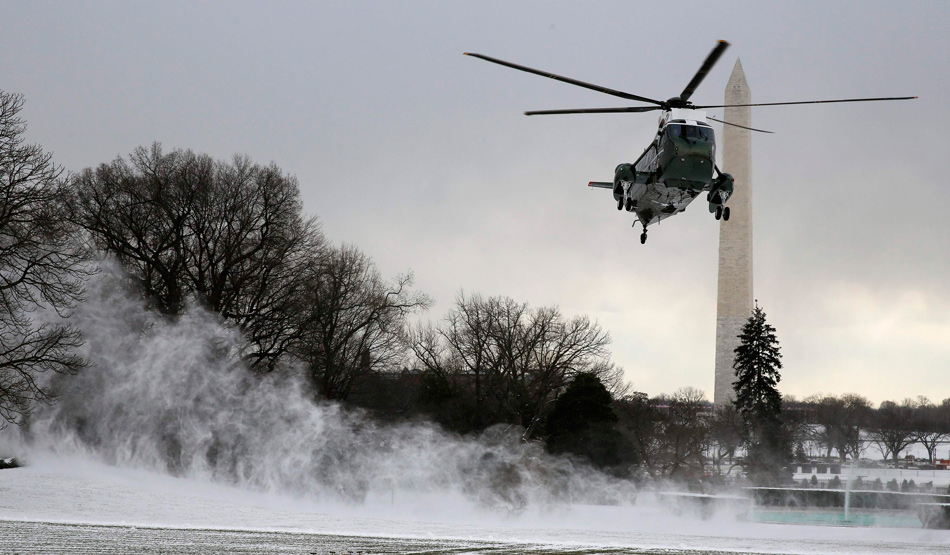 奥巴马“海军一号”专机卷起狂风暴雪 记者躲避不及