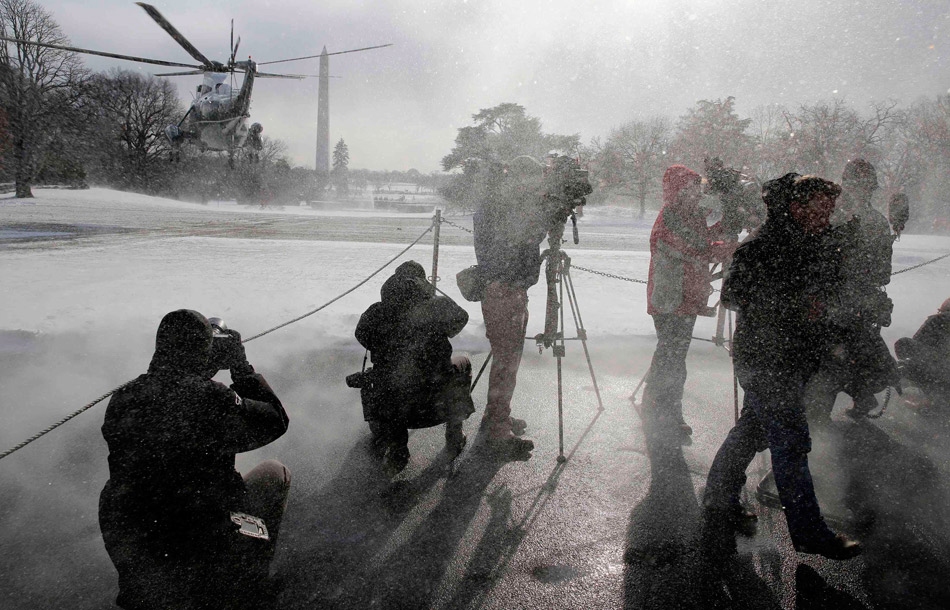 奥巴马“海军一号”专机卷起狂风暴雪 记者躲避不及
