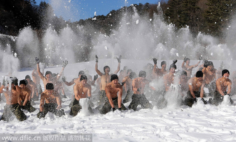 韩国士兵雪地裸上身训练 玩雪练习两不误