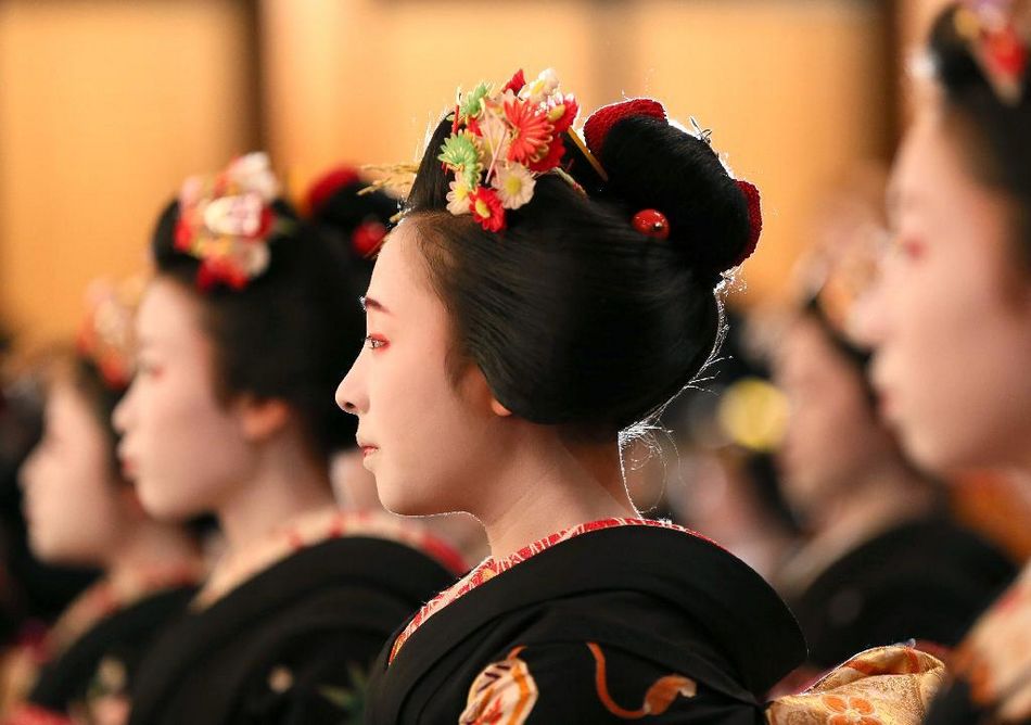 日本京都花街艺妓举行新年开业仪式