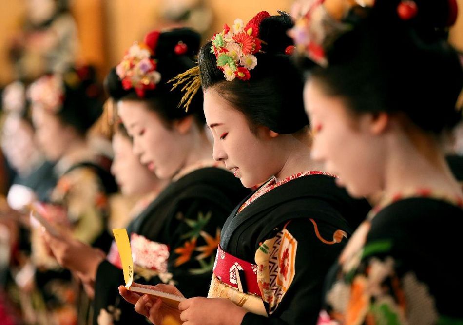 日本京都花街艺妓举行新年开业仪式
