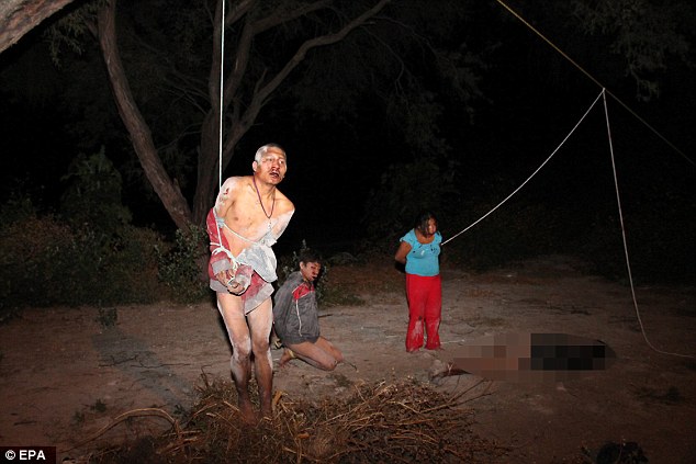 墨西哥民众私刑吊打孕妇小偷
