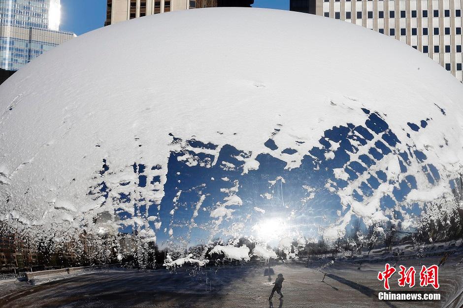 弧面雕塑反射芝加哥雪景 场景似玻璃球中雪世界