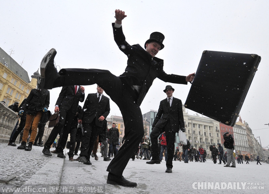 捷克庆祝国际滑稽大游行日 高踢腿走路超搞笑