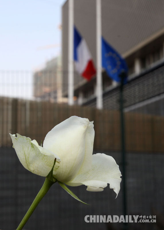法国驻华大使馆降半旗悼念枪击案遇难者