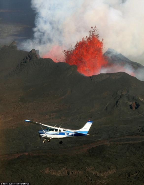惊魂一刻 小型飞机穿越喷发火山口