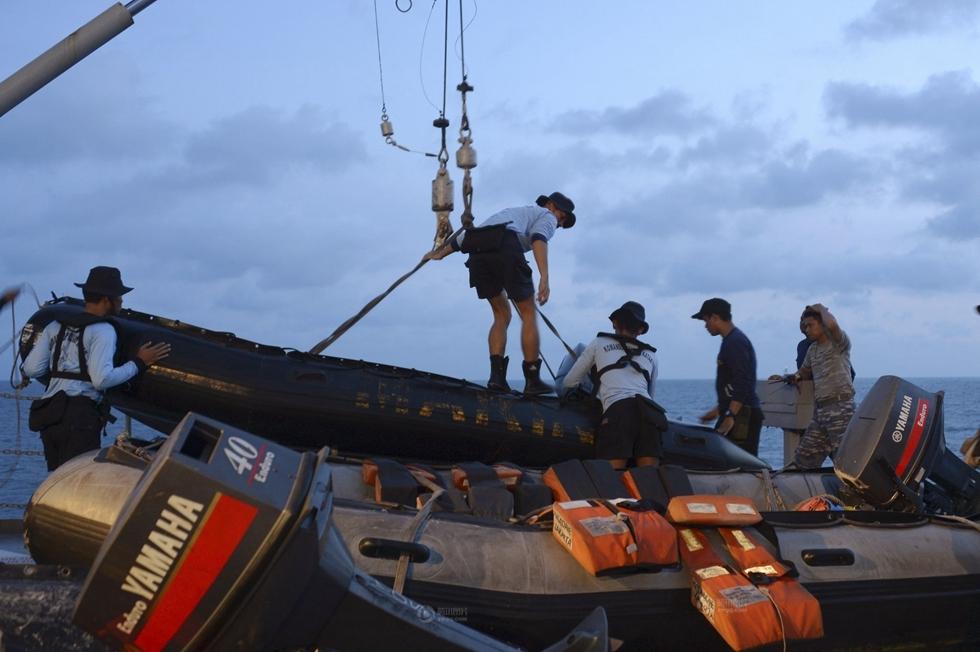 印尼海军将亚航失事航班机尾打捞上岸