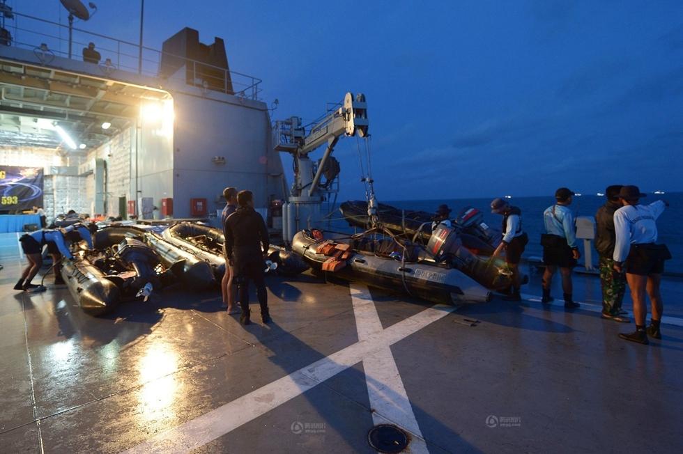 印尼海军将亚航失事航班机尾打捞上岸