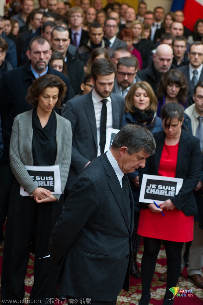 法国爱丽舍宫工作人员为杂志枪击案遇难者默哀