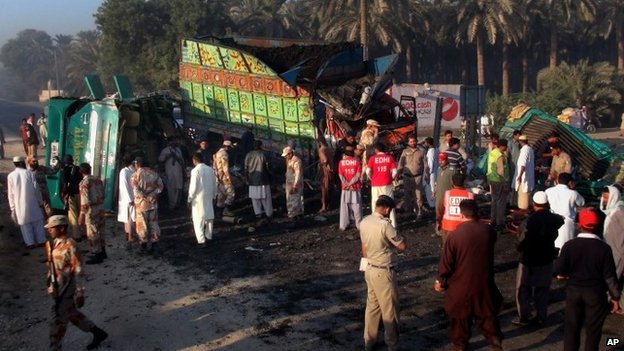 巴基斯坦一巴士与油罐车相撞 造成至少57人死亡