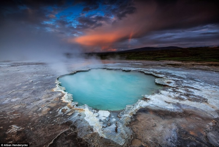法国摄影师拍摄冰岛间歇泉壮丽画面 似外星风景