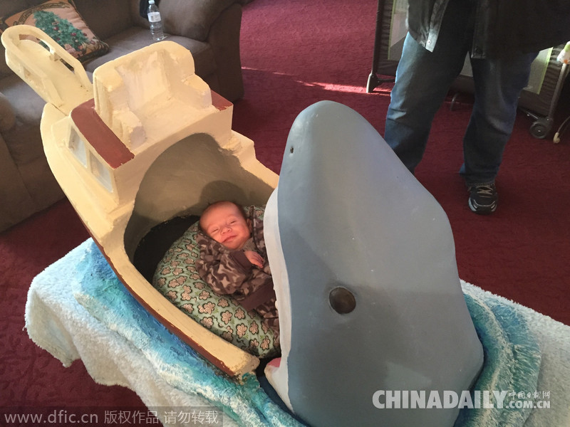英国男子为侄儿设计大白鲨吞小船造型婴儿床