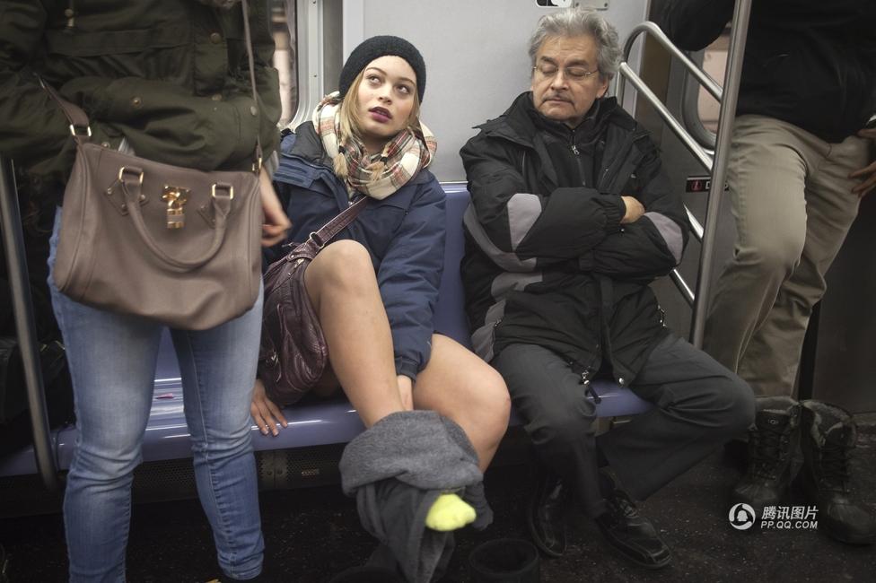“地铁无裤日”各种大腿任你看