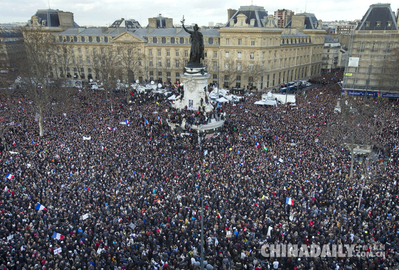 巴黎百万人反恐大游行 数十国政要挽臂并肩前行