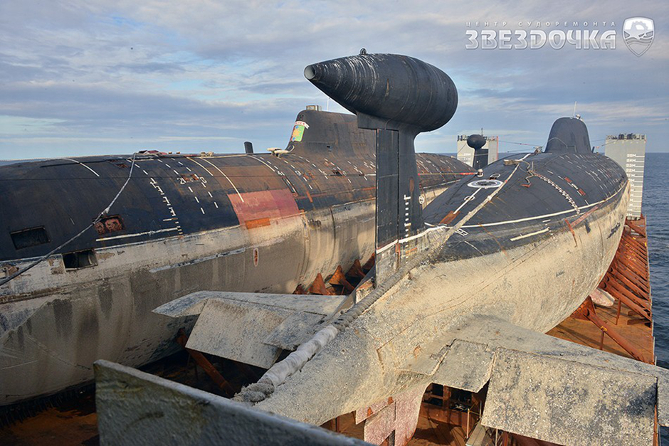 实拍俄军翻新两艘核潜艇 租用半潜船装运