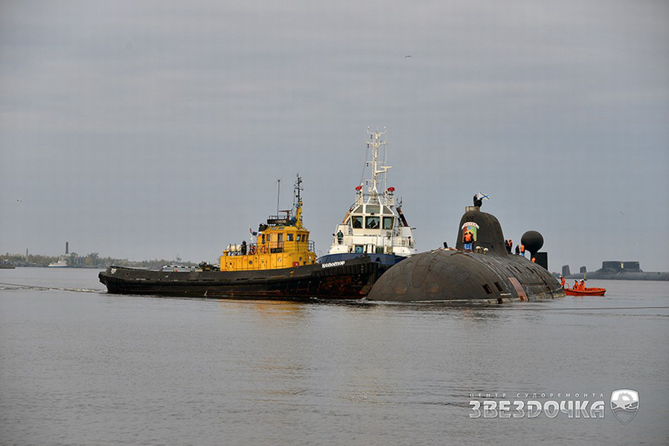 实拍俄军翻新两艘核潜艇 租用半潜船装运