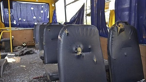 乌克兰大巴遇炮击12人身亡 当局指责民间武装遭否认