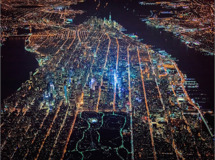 摄影师乘直升机夜袭纽约 拍摄绝美“电路板”奇景