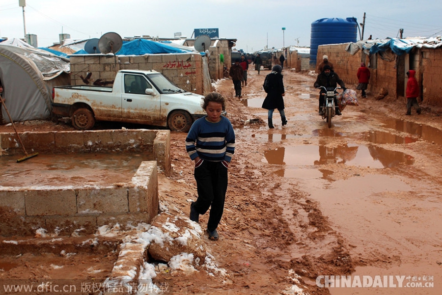 叙利亚难民逃离“伊斯兰国” 在恶劣环境下艰难求生