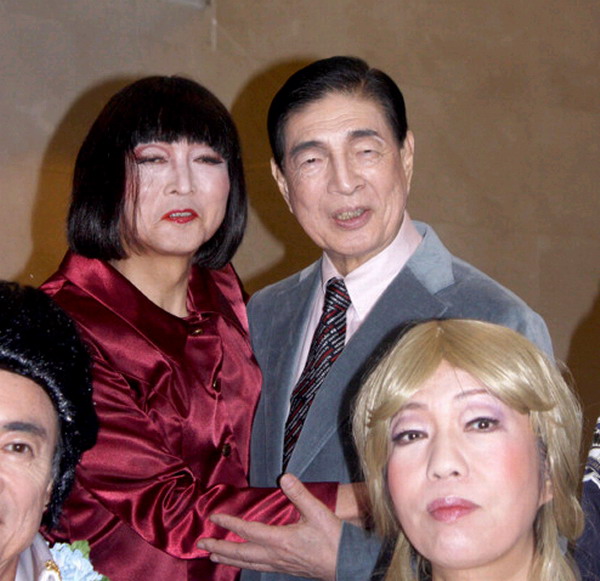 日本前首相鸠山由纪夫女性扮相演出音乐剧