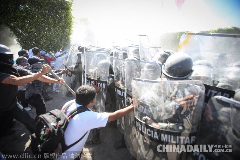 墨西哥失踪学生亲属闯入军事区示威
