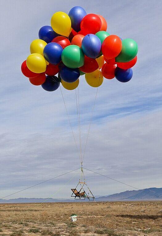 现实版飞屋环游记:加州男子坐90个热气球上天