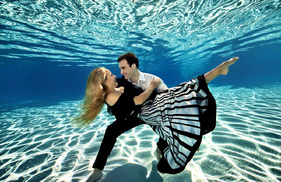 水下订婚照成海外新潮流 创造飞翔般梦幻效果