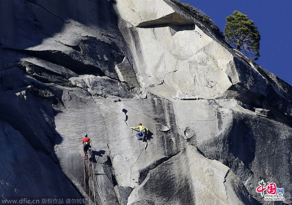 美自由攀岩者挑战绝壁19天登顶创历史