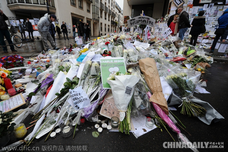 铭记“查理” 在巴黎的街角 在人们的心头