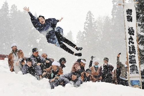 日本办传统活动“扔女婿” 新婚男子被扔雪地