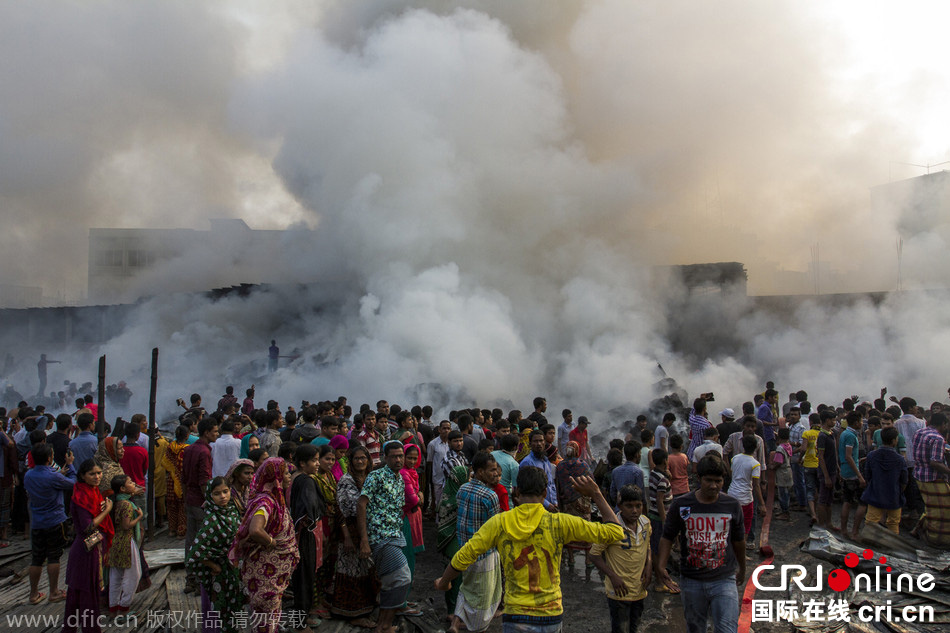 孟加拉国首都一布料市场起火 200间店铺被毁(高清组图)