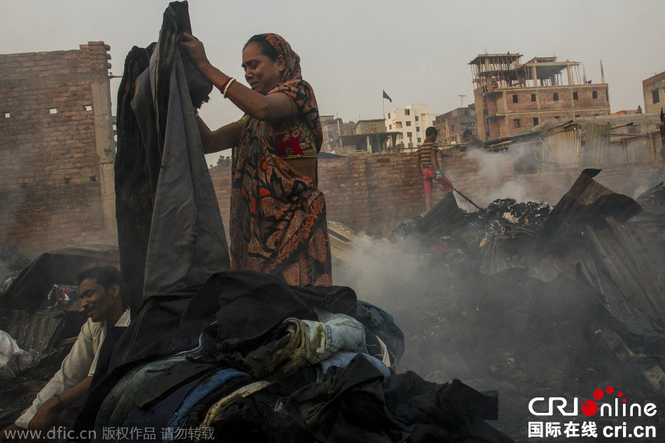 孟加拉国首都一布料市场起火 200间店铺被毁(高清组图)