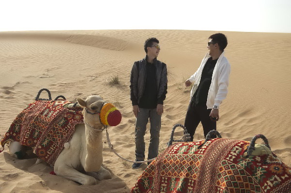 国乒球星迪拜文化之旅:骑骆驼、逛集市