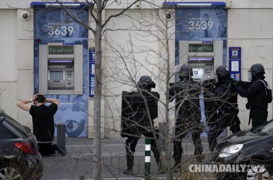 法国巴黎近郊邮局人质劫持事件平安结束