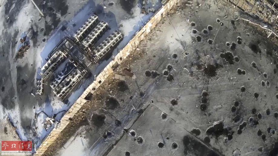 乌战事加剧 无人机航拍机场遭破坏景象