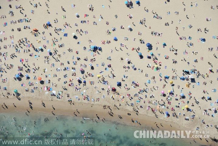 澳海滩数千人日光浴游泳 摄影师俯拍海岸线别样美景
