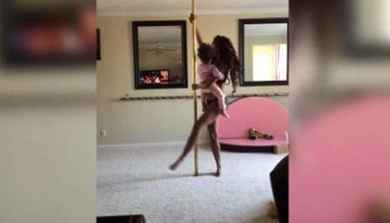 美国年轻母亲带2岁女儿跳钢管舞遭网友批评