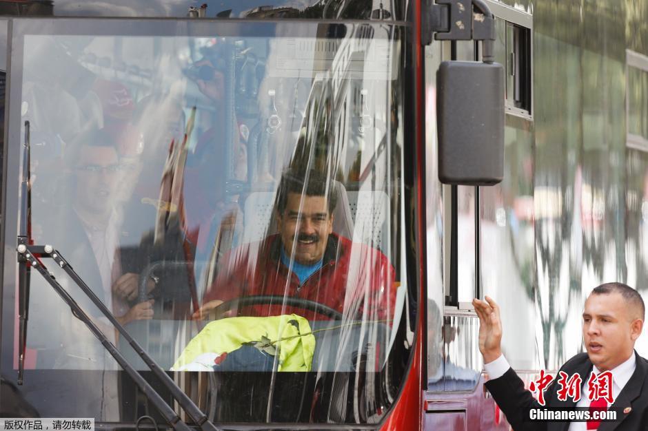 委内瑞拉总统外访回国 亲自驾驶大巴车
