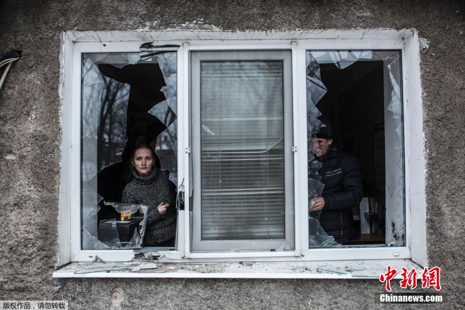 乌克兰战火不断 顿涅茨克机场附近房屋破损一片