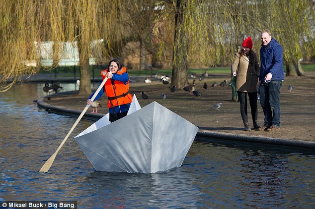 英建3.6米长超级纸船：可搭载1名成年人航行
