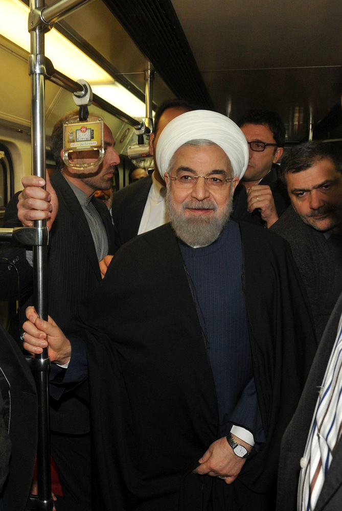 伊朗总统搭乘地铁上班以身作则推广公共交通工具