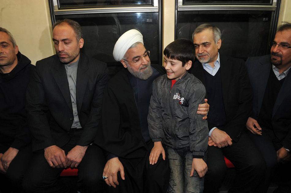 伊朗总统搭乘地铁上班 以身作则推广公共交通工具