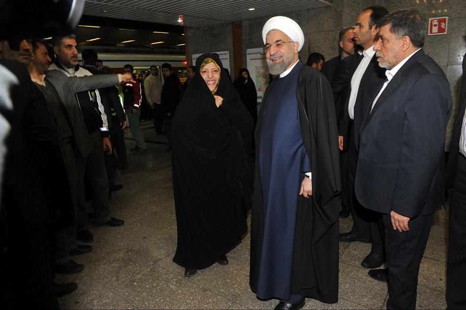 伊朗总统搭乘地铁上班 以身作则推广公共交通工具