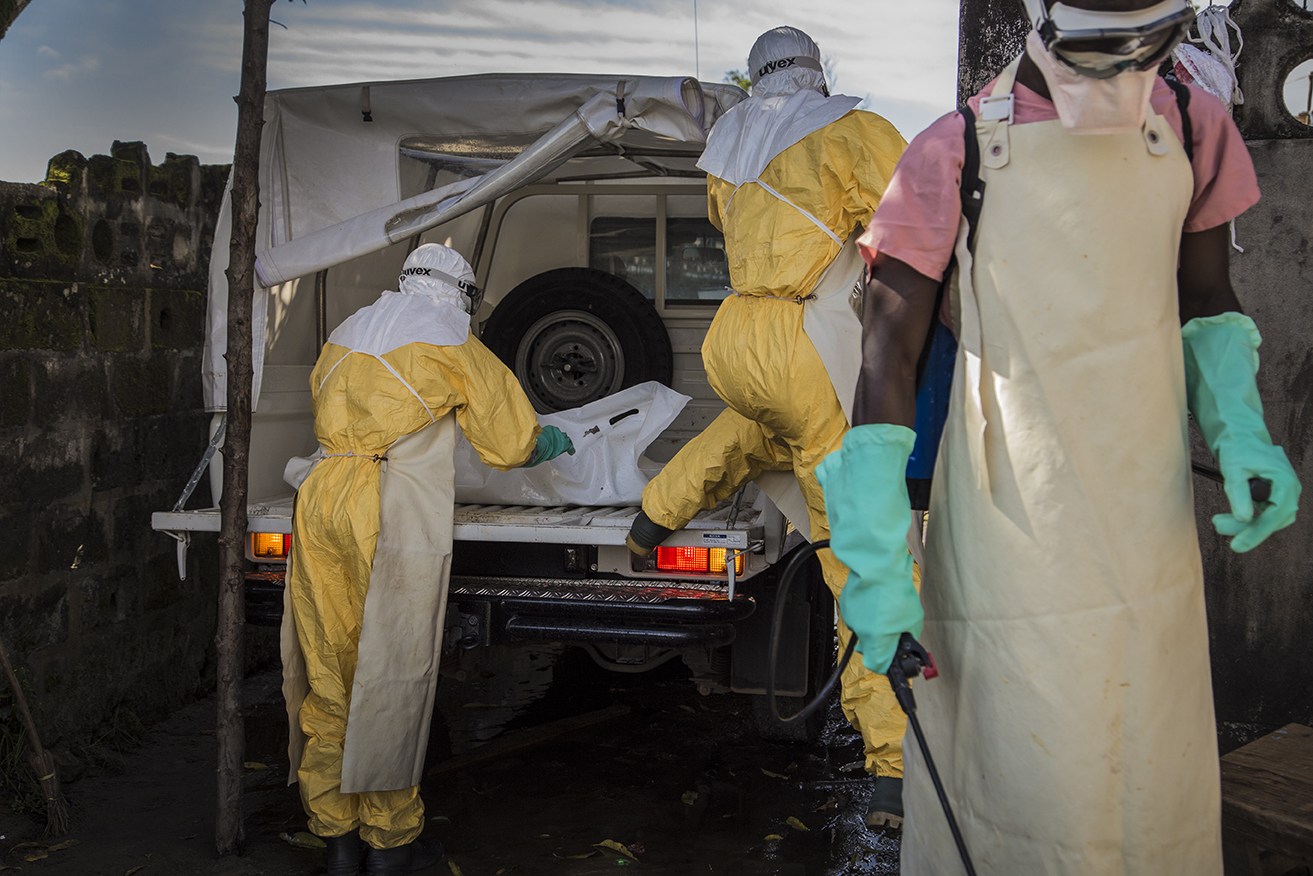 对抗埃博拉：氯溶液喷洒员的一天
