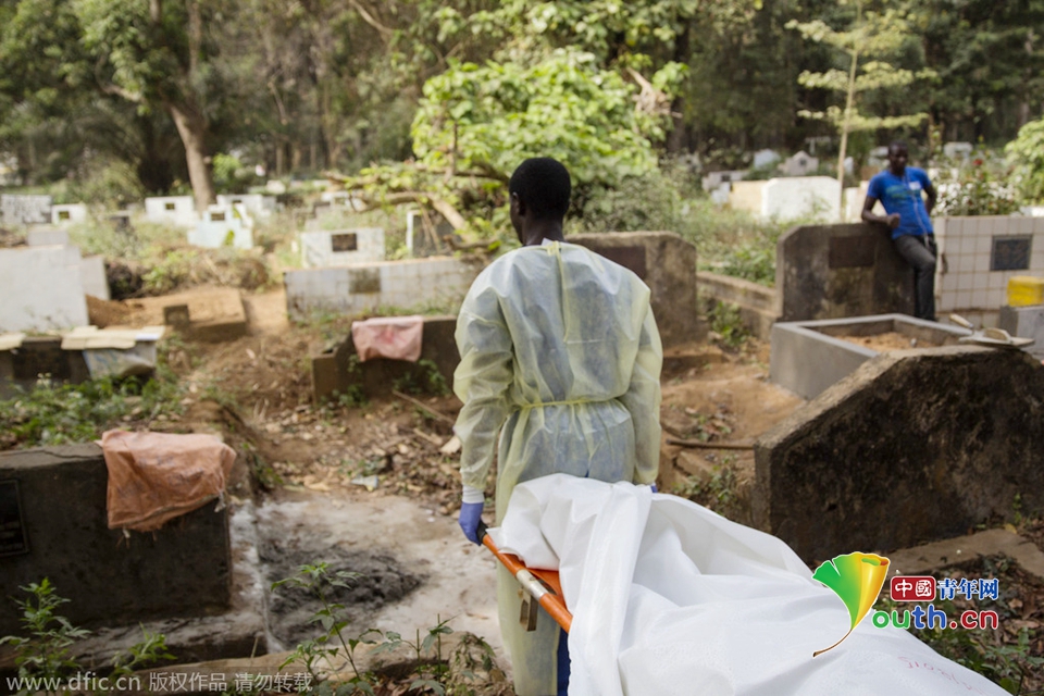 对抗埃博拉：氯溶液喷洒员的一天