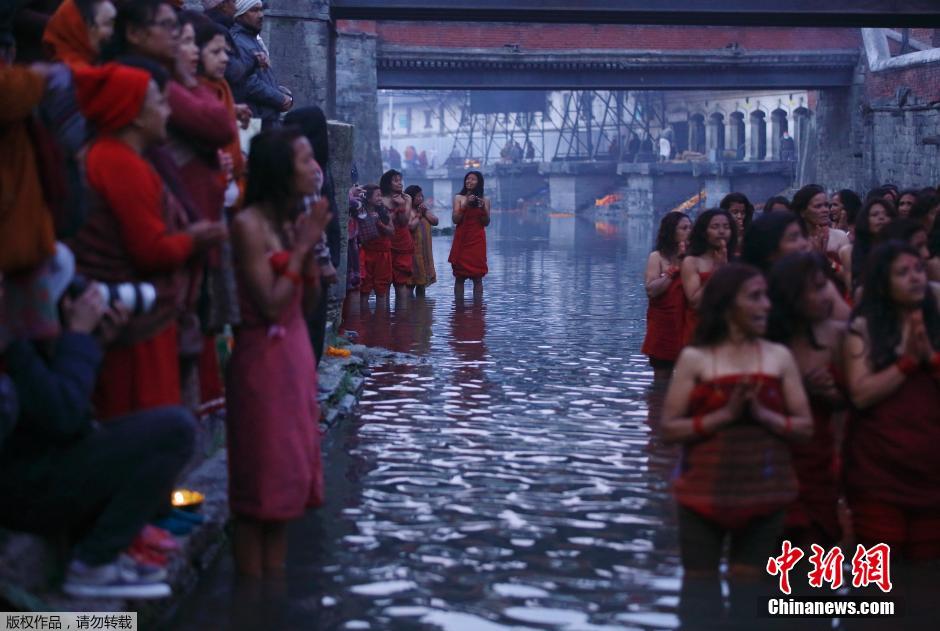 尼泊尔印度教女信徒圣浴 祈求能嫁好丈夫